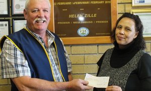 Links oorhandig Boats van Staden van Gansbaai Lionsklub ‘n tjek ten bedrae van R1,500 aan Gansbaai Academia se Adjunkhoof, Carien Fortuin